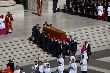 El ataúd del Papa Francisco es trasladado durante la misa funeral en la Plaza de San Pedro en el Vaticano.