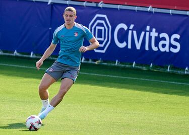 Conor Gallagher durante el entrenamiento de hoy del Atlético de Madrid en la Ciudad Deportiva de Majadahonda.