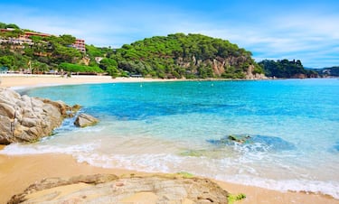 La playa de Santa Cristina, en Lloret de Mar, es un enclave privilegiado que combina belleza natural y tranquilidad. Resguardada entre pinares y acantilados, ofrece aguas cristalinas y arena fina, ideales para familias y quienes buscan relajarse lejos del bullicio. Su acceso, a través de un pintoresco camino, añade encanto al entorno. La cercanía con la ermita de Santa Cristina aporta un valor cultural y espiritual al paisaje. Además, su orientación y protección natural la hacen segura incluso en días ventosos.