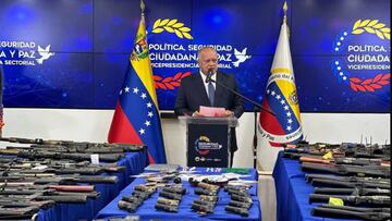 El ministro de Interior, Diosdado Cabello, junto a las armas incautadas.
