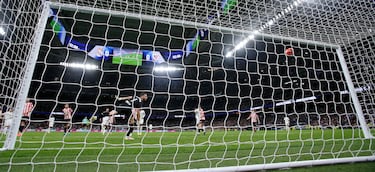 Valverde se inventa una volea de trivela que entra susurrando la cruceta opuesta de la portería. El gol es para verlo repetido una y otra vez.