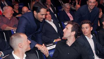 GRAF020. ALICANTE, 19/12/2018.- El campeón ciclista Alberto Contador (2i), saluda al británico Simon Yates (3i), ganador de la Vuelta a España 2018, en presencia de Enric Mas (i) y Miguel Ángel López (d), durante la gala de presentación de La Vuelta Ciclista a España 2019, celebrada esta noche en el Auditorio Diputación de Alicante. EFE/ Morell