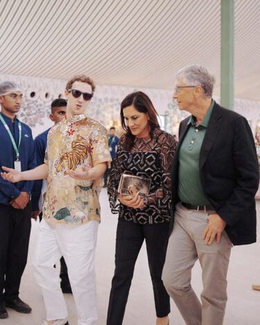 El director ejecutivo de Meta, Mark Zuckerberg, habla con Bill Gates y Paula Hurd durante las celebraciones previas a la boda.
