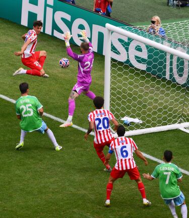 0-2. Córner atlético que juega en corto. Rodrigo de Paul se la da a Marcos Llorente que lanza un misil con la derecha desde el balcón del área. El balón se estrella en el larguero tras tocar Stefan Frei, bota sobre la línea y en el rechace, Robin Le Normand devuelve el esférico a la línea de gol para que remate a placer Axel Witsel y anotar el segundo.