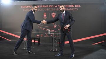 El Alcalde Ramon Fernandez-Pacheco y el director General de la UD Almería Mohamed El Assy (d) durante la firma del acto de la concesión administrativa del Estadio de los Juegos del Meditteraneo de Almería.