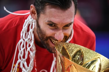 Sin Pau Gasol lesionado, con Reyes retirado de la Selección y Navarro de la competición, España se presentaba en China pensando en un inminente relevo generacional. Ricky y Marc Gasol iban a tirar del carro a lo grande, también Llull y un Rudy que era ascendido a capitán tras meses muy duros. Su abuelo fallecía y su hermana Marta perdía al bebé que esperaba poco antes de salir de cuentas. Se planteó dejar la Selección, pero su familia y sus compañeros lo animaron a seguir. El premio, el segundo título mundial.