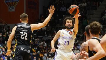 Sergio Llull pasa durante el Real Madrid-Lenovo Tenerife de semifinales de la Copa del Rey de baloncesto 2022.