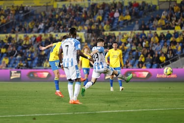 Álex Calvo y el Málaga se aferran a la vida a costa de Las Palmas