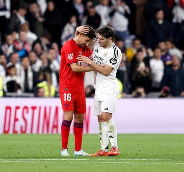 Brahim Díaz consuela a Jesús Navas, que no pudo contener la emoción al finalizar su último partido. 