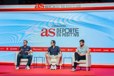 Alberto Clemente (redactor del Diario AS) charlando con Juan Aísa (CEO de You First) y Pablo Martínez Arroyo (Patrono de la Fundación Baloncesto Colegial).