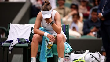 Barbora Krejcikova, en un descanso de su partido contra Emma Navarroen Wimbledon.