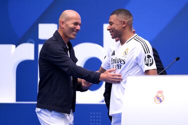Zinedine Zidane saluda cariñosamente a Kylian Mbappé. 