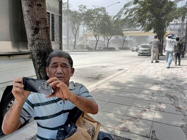 Una persona usa su teléfono en una calle después de que un fuerte terremoto sacudiera el centro de Myanmar.