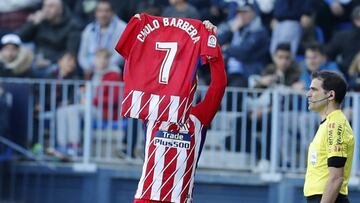 Griezmann muestra la camiseta del Cholo Barberá.