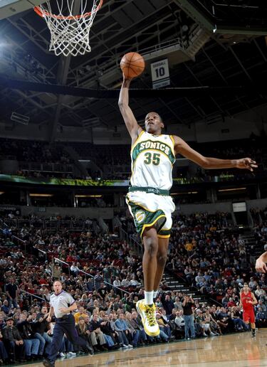 Equipos: Seattle SuperSonics (2007-2008), Oklahoma City Thunder (2008-2016), Golden State Warriors (2016-2019) y Brooklyn Nets (2019-2021). Promedios en su carrera: 27,1 puntos, 7,1 rebotes y 4,1 asistencias. Será recordado con (casi) todas sus pieles en la NBA. En Oklahoma, acarició la gloria. En los Warriors, la alcanzó por partida doble. Ahora, en Brooklyn, en un reencuentro repleto de talento, la vuelve a perseguir junto a Harden y, además, Kyrie Irving. A sus 32 años, y tras estar 552 días alejado de las pistas, sigue siendo uno de los principales adalides de la nueva era. MVP en 2014, arrancó su andadura en la mejor liga del mundo con el estatus de mejor novato del año. Lo hizo, además, en un contexto poco proclive: su franquicia, los SuperSonics, con 20 victorias y 62 derrotas, terminaría la temporada siendo el peor equipo de la competición. Los malos resultados deportivos, junto a la inestabilidad económica, pusieron un punto y aparte, casi final. De Seattle se mudaron a Oklahoma en una revolución que les rebautizó y se llevó por delante prácticamente todo lo anterior. Entre ello, su camiseta, la primera de Durant en la NBA. La única que puede quedar caduca en la memoria.  