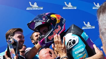 MotoGP - Hungarian Grand Prix - Balaton Park Circuit, Balatonfokajart, Hungary - August 24, 2025 Liqui Moly Dynavolt Intact GP's Manuel Gonzalez celebrates winning the Moto2 race REUTERS/Bernadett Szabo