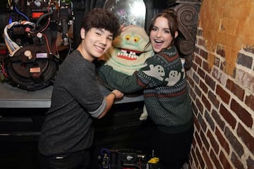 Logan Kim (Podcast) y Mckenna Grace (Phoebe) FOTO: Charles Sykes/AP Images for IllFonic, Inc.
