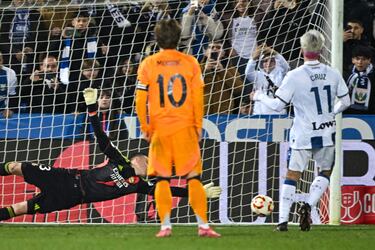 1-2. Juan Cruz, desde los once metros, lanza al lado izquierdo de Andriy Lunin superando su estirada.