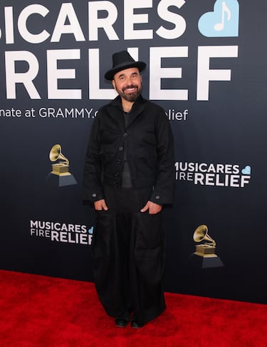 Lucky Diaz posa en la alfombra roja de los Grammys 2025 en ell Crypto.com Arena situado en la ciudad de Los Ángeles, en California.
