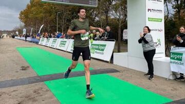 El ciclista neerlandés Tom Dumoulin llega a meta triccwin247.competir en la prueba de 10 kilómetros de la carrera de atletismo Groene Loper Run Maastricht.