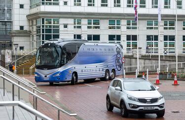 El autobús del Real Madrid llegando al hotel de concentración en Manchester. 