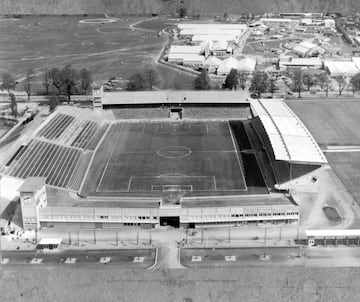 El Wankdorfstadion situado en la ciudad suiza de Berna fue el escenario de la final del Mundial de 1954. Su inauguración tuvo lugar en el año 1925 y contaba con una capacidad de 22 mil espectadores. Con posterioridad, amplió su aforo hasta 64 mil asientos para acoger el duelo mundialista. En este estadio, además del ya mencionado, sucedió otros dos grandes eventos: las finales de la Liga de Campeones del 1961 y de la Recopa de Europa del 1989. En 2001 fue demolido y se construyó en el mismo espacio el fresco Stadion Wankdorf.