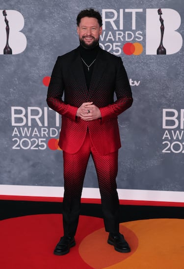 Calum Scott posa en la alfombra de los Brit Awards 2025.