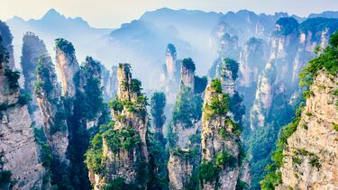Famosos por su montañas en forma de columna, el Geoparque Zhangjiajie fue incluido como un Geoparque Mundial de la UNESCO. Su paisaje fue inspiración para la escenografía de la película de Avatar. Además, el parque forestal nacional de Zhangjiajie dispone del puente de cristal más largo del mundo: un puente de 430 m sobre un valle de 300 metros.