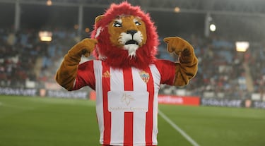 'Rozam' es un león con la equipación rojiblanca del club. Fue presentado en 2019 bajo el lema, 'Almería nunca se rinde', por lo que con sus rugidos en el estadio y animando a la afición, encarna la garra del Almería.