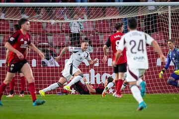 El delantero del Albacete, que no ha tenido suerte con las lesiones esta temporada, lleva dos semanas viendo puerta y demostrando que puede sumar. Esta jornada, contra el Mirandés, llevó al éxtasis a todo el Carlos Belmonte, al marcar en el minuto 97 el tanto que daba el triunfo, con el Albacete en inferioridad numérica.