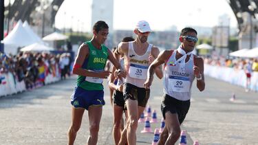 Saint-denis (France), 31/07/2024.- Brian Daniel Pintado (R) of Ecuador, Caio Bonfim (L) of Brazil and Alvaro Martin (C) of Spain compete in the Men's 20KM Race Walk Final of the Athletics competitions in the Paris 2024 Olympic Games, at the Stade de France stadium in Saint Denis, France, 01 August 2024. (marcha, Brasil, Francia, España) EFE/EPA/MOHAMMED BADRA