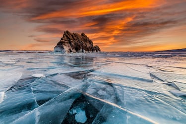 Ubicado en Siberia, es el lago más profundo y antiguo del mundo, con una gran cantidad de agua dulce y paisajes impresionantes.