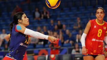 Tallinn (Estonia), 18/08/2023.- Patricia Llabres of Spain (L) in action during the EuroVolley 2023 pool D volleyball match between France and Spain, in Tallinn, Estonia, 18 August 2023. (Francia, España) EFE/EPA/TOMS KALNINS