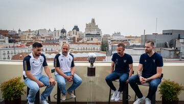 Facundo Campazzo, Chus Mateo, Sito Alonso y Nemanja Radovic, junto al trofeo.