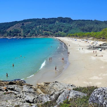 Conocida como la "mejor playa nudista de Galicia", es un paraíso de arena fina y blanca, rodeada de pinares. Ofrece un ambiente de total conexión con la naturaleza.