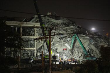 Los equipos de rescate trabajan incansablemente entre los escombros de un rascacielos derrumbado en el distrito de Chatuchak de Bangkok, tras el terremoto del 29 de marzo de 2025.