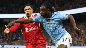MANCHESTER (United Kingdom), 23/02/2025.- Trent Alexander-Arnold (L) of Liverpool in action against Jeremy Doku (R) of Manchester City during the English Premier League match between Manchester City and Liverpool FC, in Manchester, Britain, 23 February 2025. (Reino Unido) EFE/EPA/ADAM VAUGHAN EDITORIAL USE ONLY. No use with unauthorized audio, video, data, fixture lists, club/league logos, 'live' services or NFTs. Online in-match use limited to 120 images, no video emulation. No use in betting, games or single club/league/player publications.