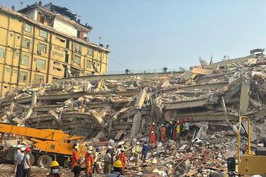 Rescatistas trabajan en un edificio que se derrumbó en el terremoto del viernes en Mandalay, Myanmar.