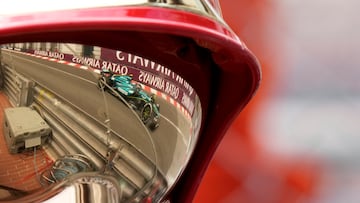 El Mundial de Fórmula 1 llega a Mónaco, uno de sus circuitos más tradicionales, imprescindible para muchos. Con los primeros entrenamientos libres, comenzó la acción en la pista, como bien se aprecia en el reflejo del casco de este bombero al paso de Alonso con su Aston Martin. Hoy, la clasificación más decisiva del año.