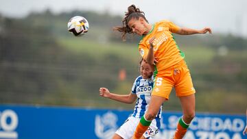 María Valle remata un balón de cabeza ante Amaiur en un Real Sociedad - Betis de la Liga F.