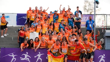 Atletas de relevos celebrando sus medallas en Bergen