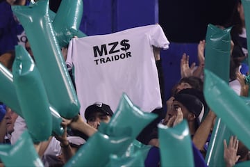 El ídolo absoluto en Vélez, prometió no jugar en otro club argentino. Sin embargo, en 2018 firmó con Boca Juniors, el gran rival. En su regreso al estadio José Amalfitani, le acogieron con un recital de insultos, camisetas serigrafiadas con “MZ$ Traidor” y amenazas personales.