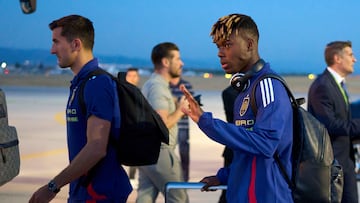 SOFÍA (BULGARIA), 02/09/2025.- Los jugadores de la selección española de fútbol a Dani Vivian (i) y Nico Williams su llegada al aeropuerto de Sofía, donde el jueves se enfrentará a la selección de Bulgaria para el Mundial 2026. EFE/RFEF/Ángel Martínez SÓLO USO EDITORIAL, PERMITIDO SU USO SÓLO EN RELACIÓN A LA INFORMACIÓN QUE APARECE EN EL PIE DE FOTO (CRÉDITO OBLIGATORIO)