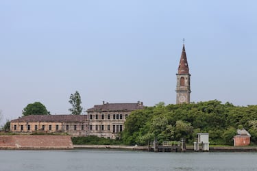 Situada en la laguna de Venecia, se usó durante siglos como lazareto (zona de cuarentena para enfermos) y más tarde como hospital psiquiátrico. Se dice que miles de personas murieron allí, y circulan muchas leyendas sobre fenómenos paranormales. Está cerrada al público, lo que alimenta su fama de isla maldita.