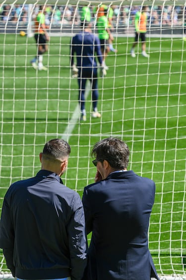 El exjugador del Betis Joaquín Sánchez (i) conversa con el presidente del club, Ángel Haro (d), durante el entrenamiento.
