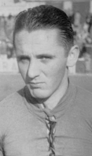 El delantero asturiano se formó en el filial del Oviedo dando el salto al primer equipo la temporada 1940-41. Estuvo dos temporadas más hasta su salida en 1943. En total, vistió la camiseta en 30 ocasiones en las que marcó 9 goles. Llegó al Real Madrid a mitad de la temporada 1943-44, donde jugó hasta 1945. Como madridista defendió los colores en 14 partidos en los que marcó 5 goles.