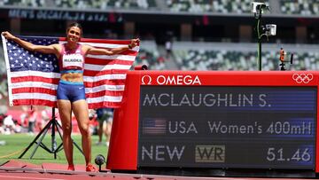 Sydney McLaughlin celebra su oro en 400 vallas con récord del mundo.