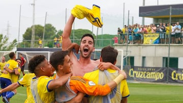 Los jugadores del Cádiz celebran el ascenso a Segunda División B.