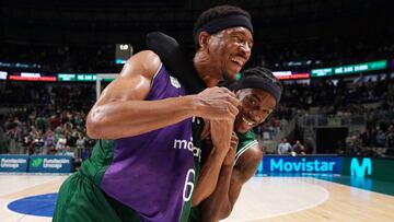 Kameron Taylor y Kendrick Perry, sonrientes durante un partido en el Carpena.