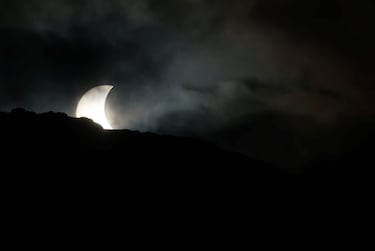 Vista de un eclipse solar parcial en la capital de Groenlandia, Nuuk.